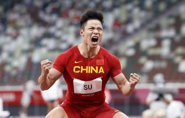 紧张瞬间！短跑决赛播出，冠军最终上演反超