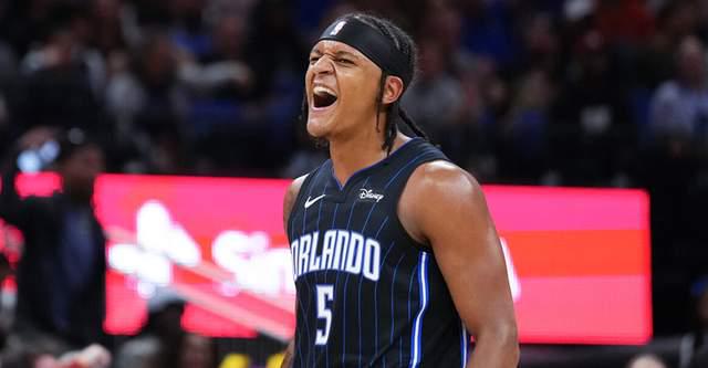 魔术队紧张比赛中获胜，晋级季后赛