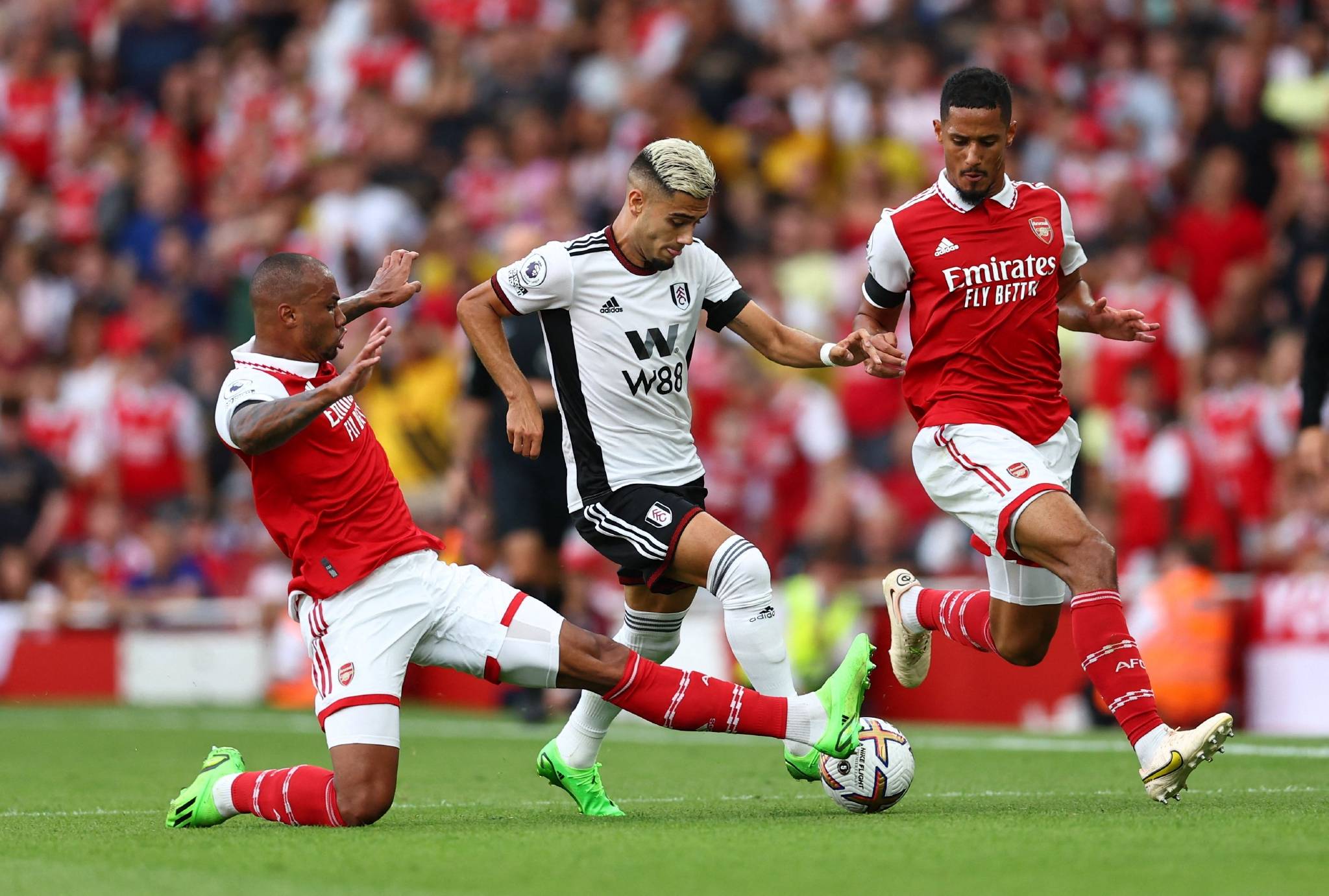 阿森纳全力争冠，英超竞争激烈