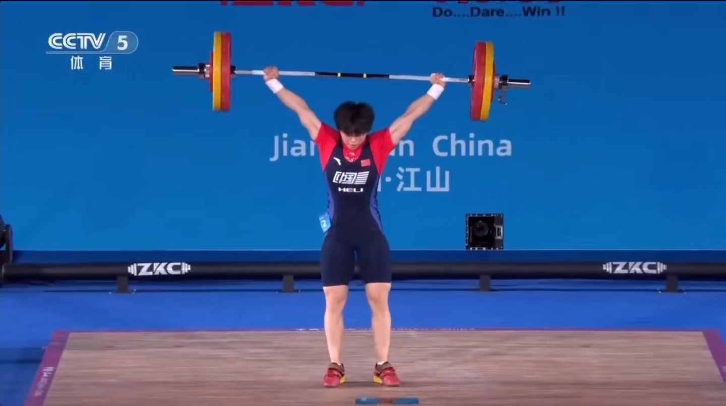 举重男子61公斤级中国选手实现两个项目零失误，遥遥领先