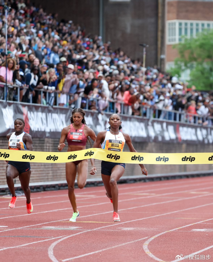 美国选手击败对手在田径比赛中赢得冠军