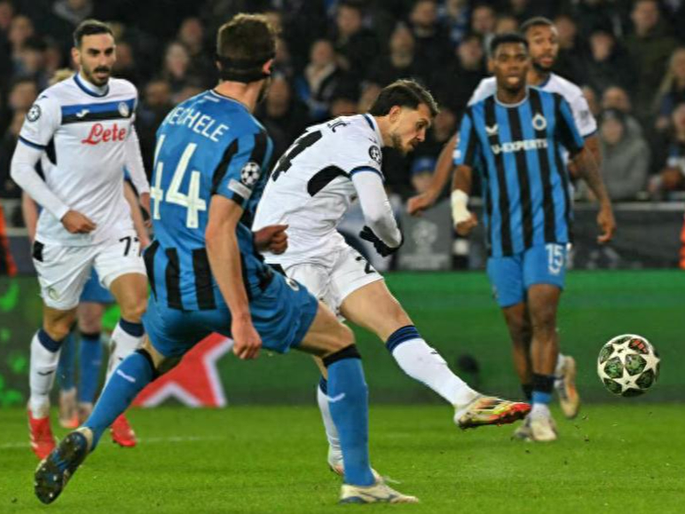 英国威廉希尔-球场上的激烈交锋吸引众多观众