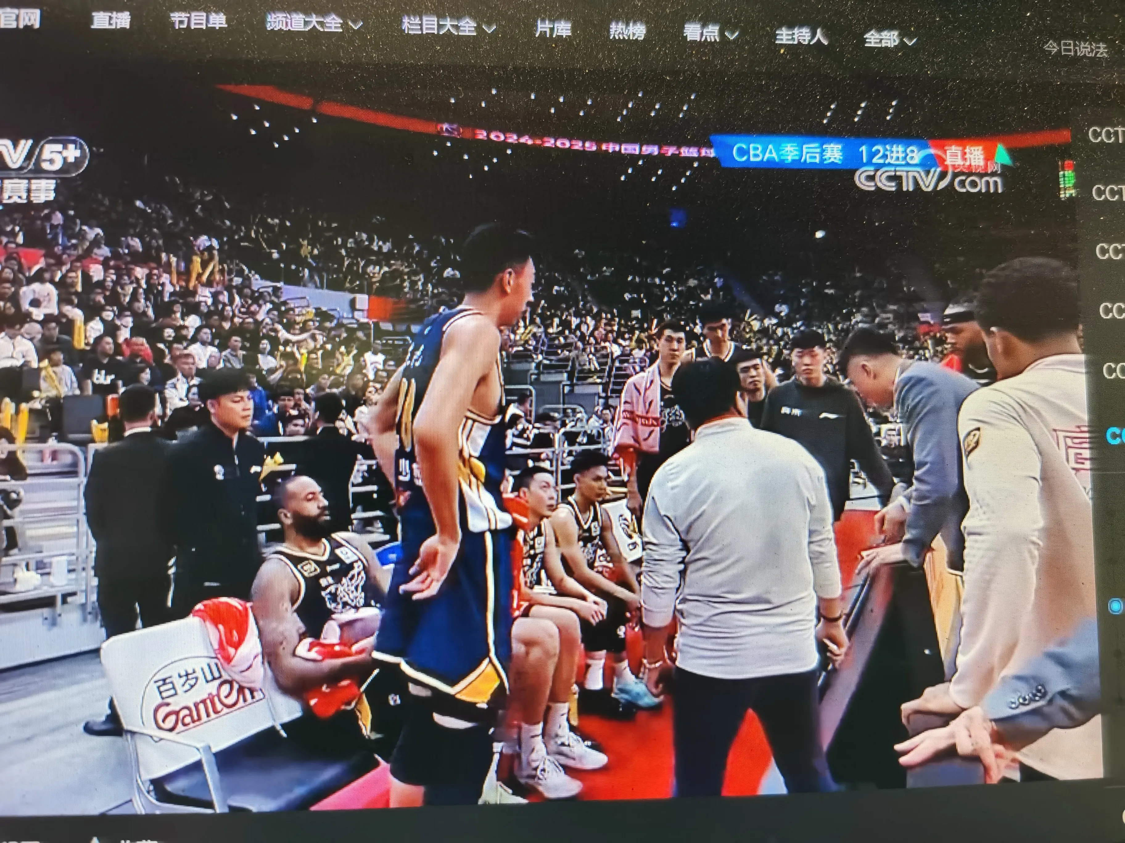 球场上的激烈交锋吸引众多观众 球场上的激烈交锋吸引众多观众