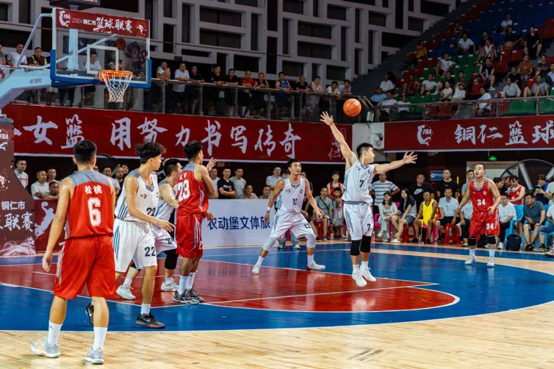 篮球比赛集锦精彩呈现,球员个人表现抢眼 篮球比赛集锦精彩呈现,球员个人表现抢眼