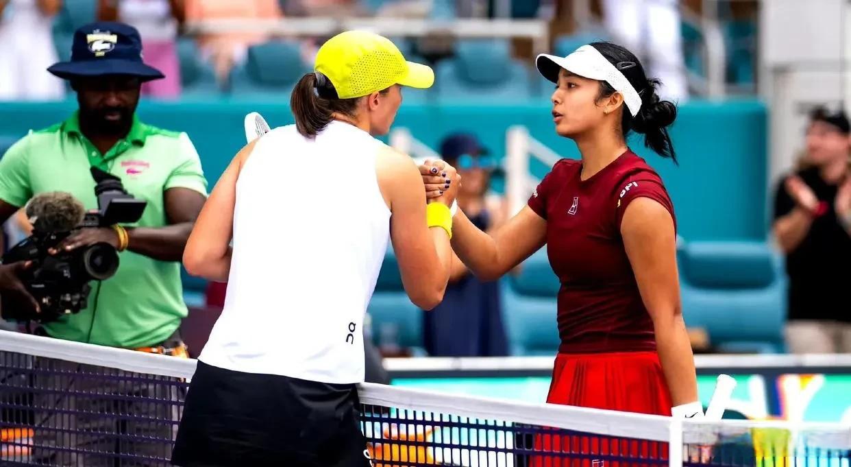 南非女子网球选手与对手展开激烈较量