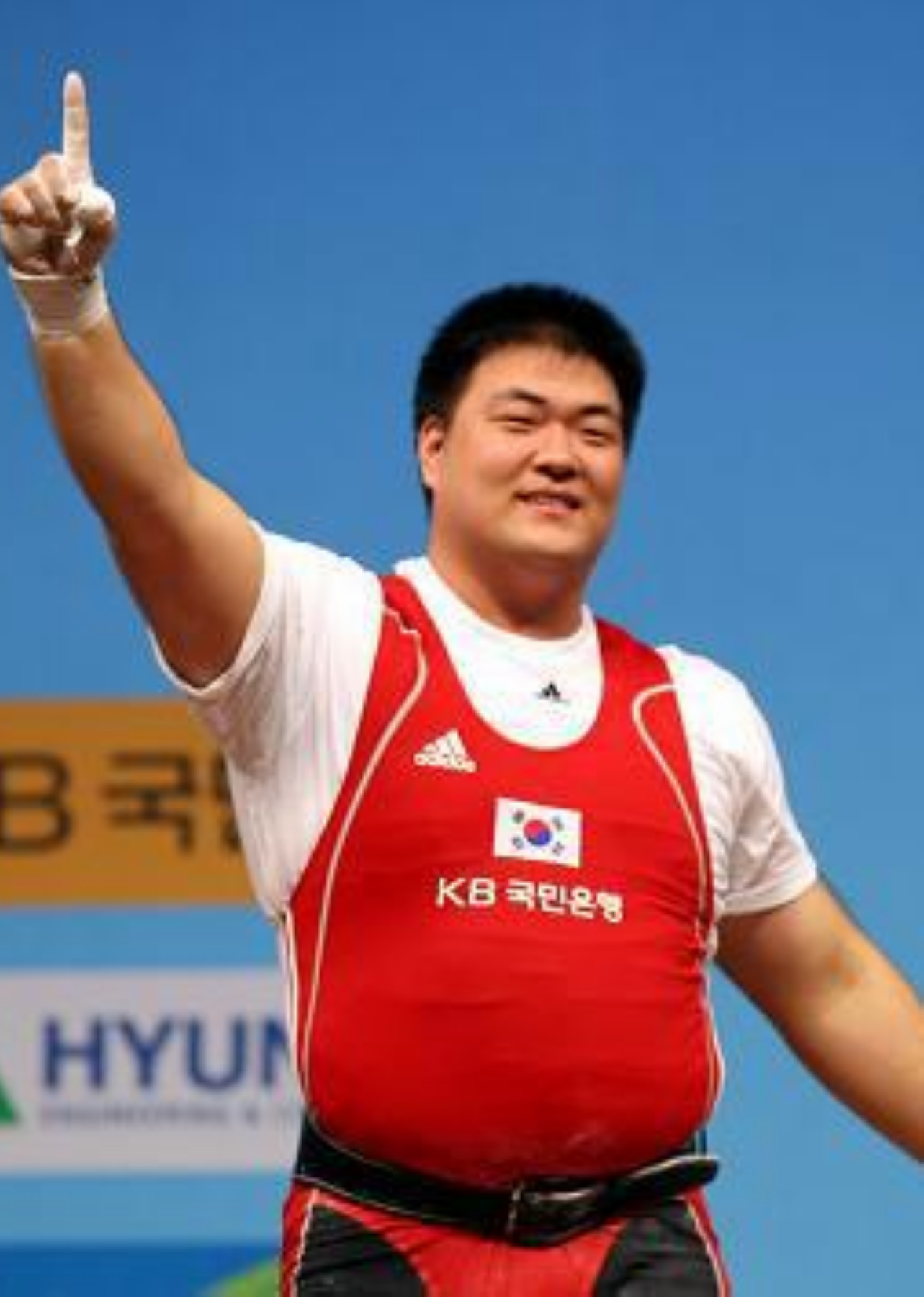 危地马拉选手在举重项目中夺得铜牌，实力恢宏