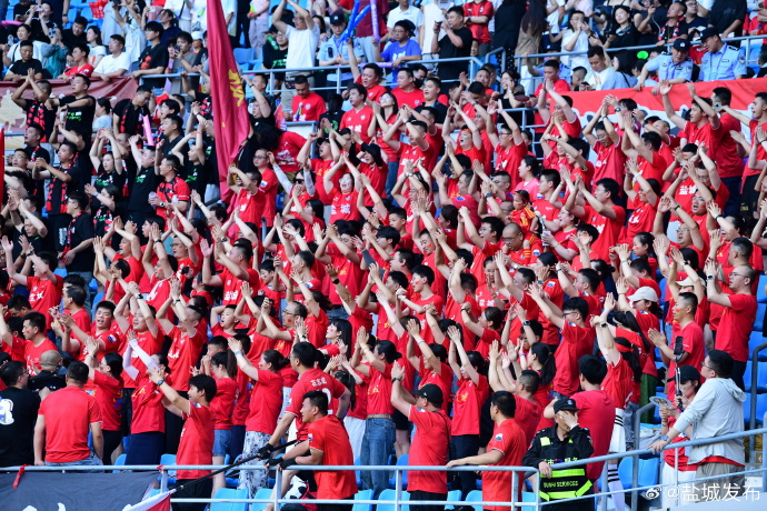 精彩绝伦比赛，球队奋力夺冠