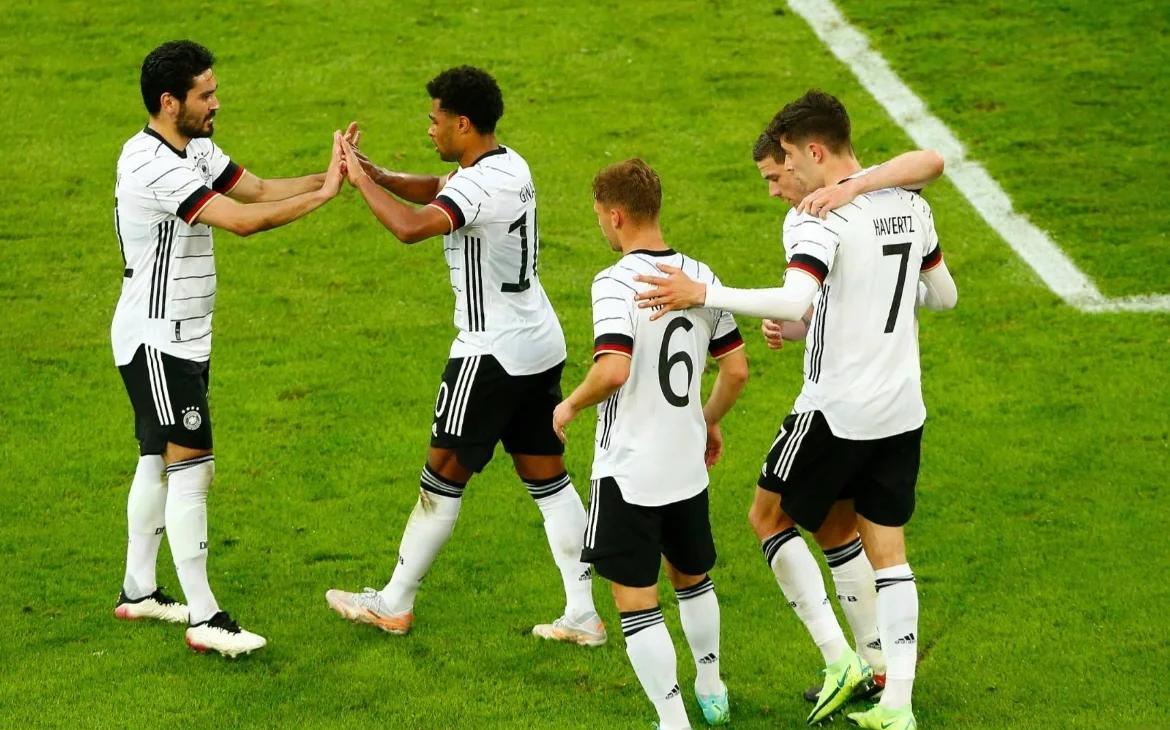 英国威廉希尔-德国联赛新赛季主场揭幕，现场球迷热情高涨