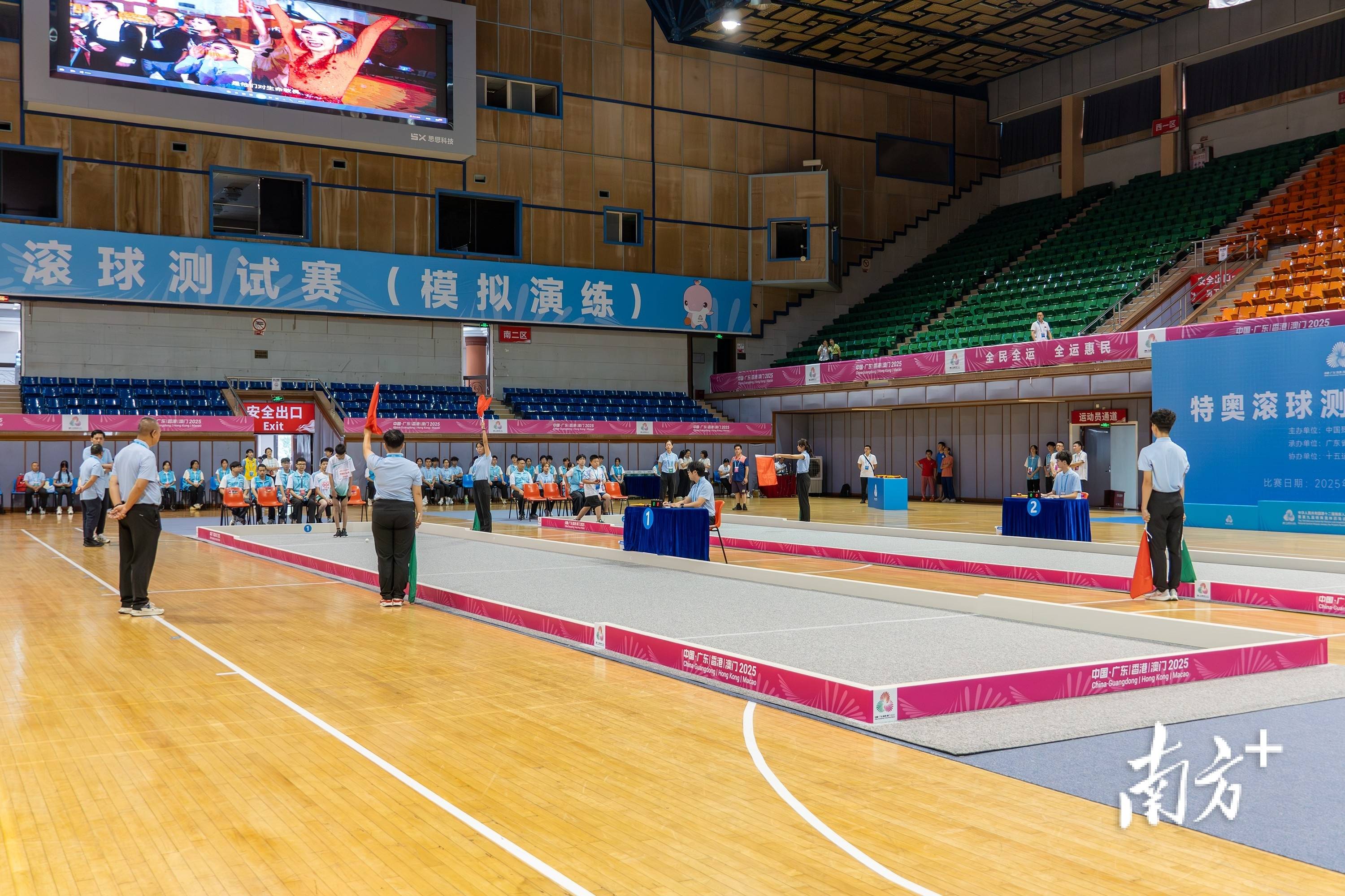 运动场风云再起选手冲刺 运动场风云再起选手冲刺