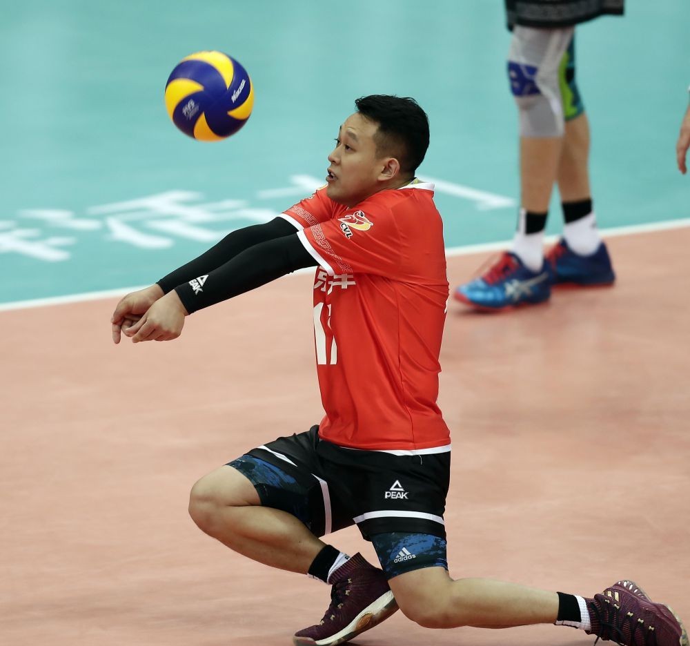 兰超大战较胜，甘巴彪获取联赛排位赛