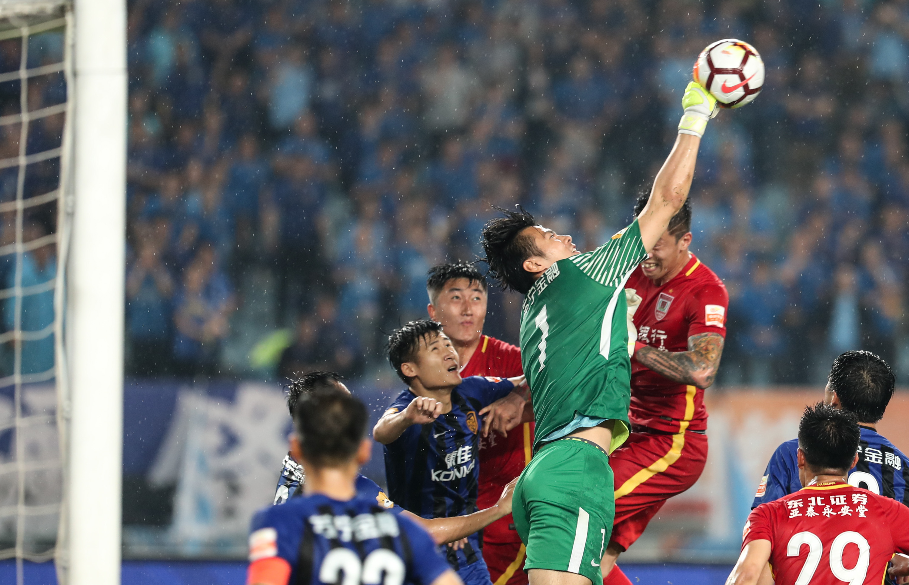 威廉希尔app-江苏苏宁中场球员现伤愈归队,球队备战