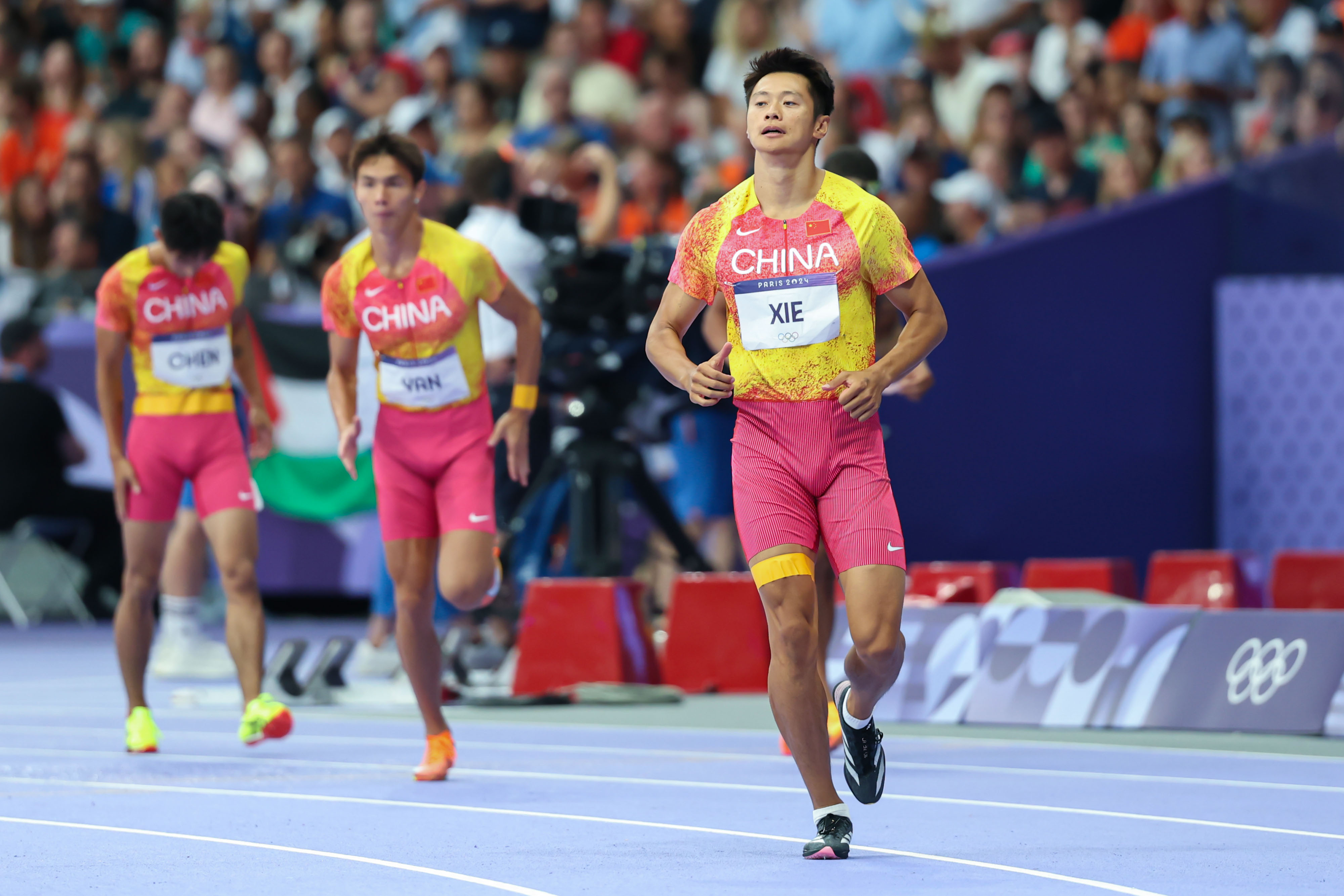 闪电飞奔：田径选手以惊人速度领先