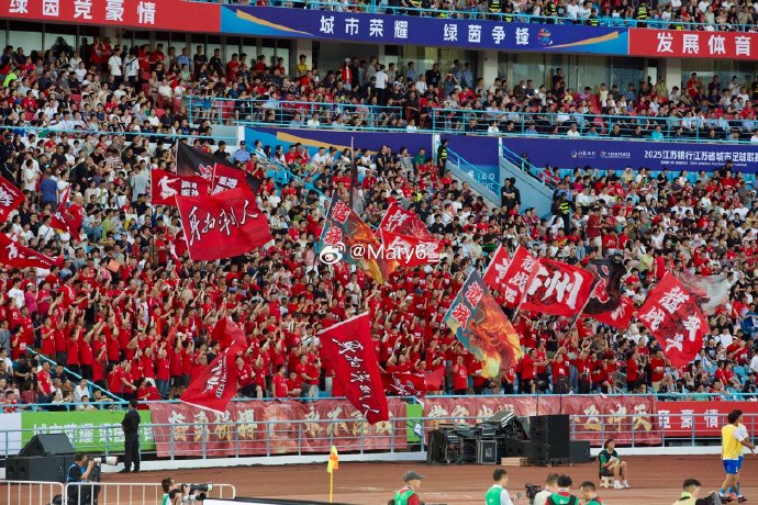 威廉希尔app-助威啦！球迷们为自己的球队加油