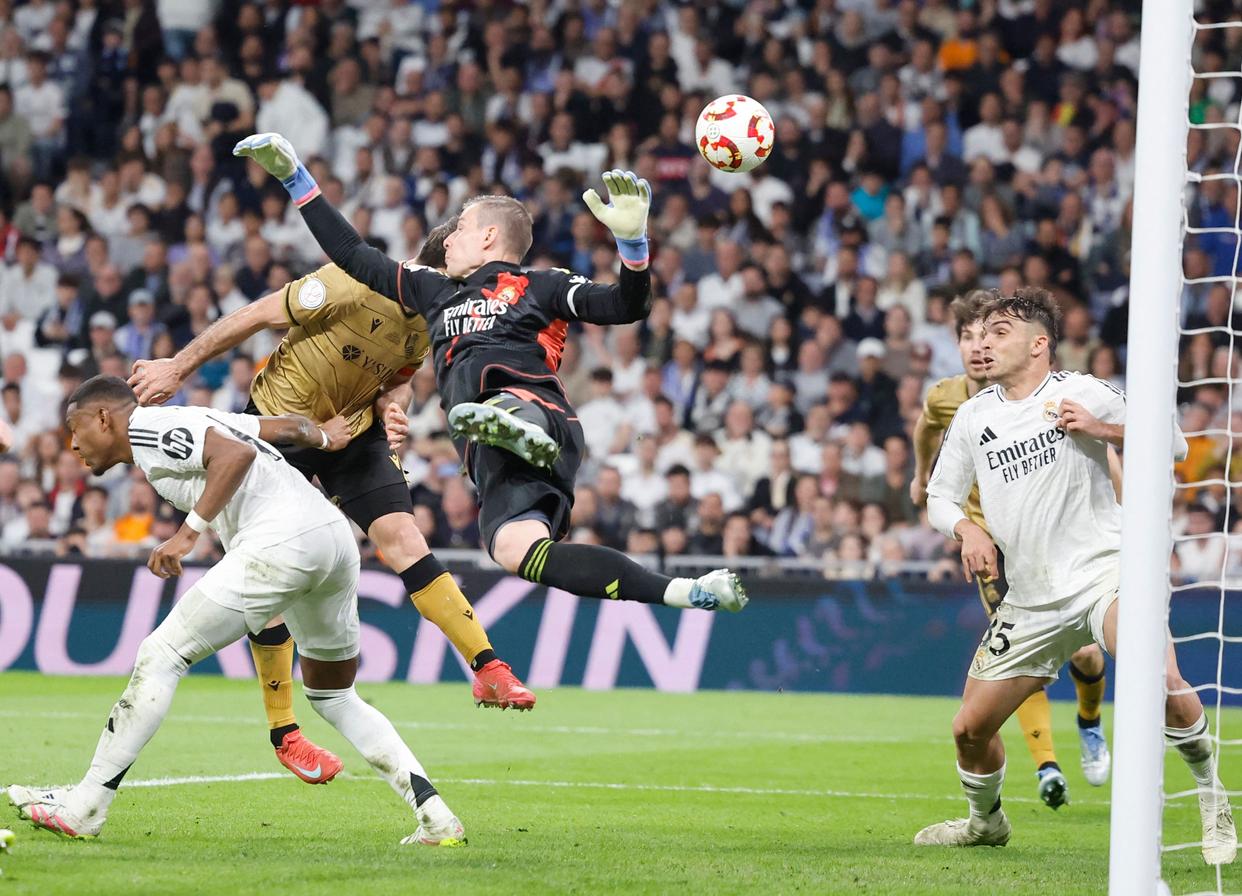 西班牙足球队在半决赛中惊险胜出