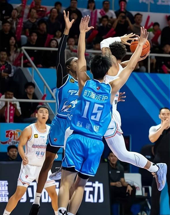 山东男篮在比赛中表现出色