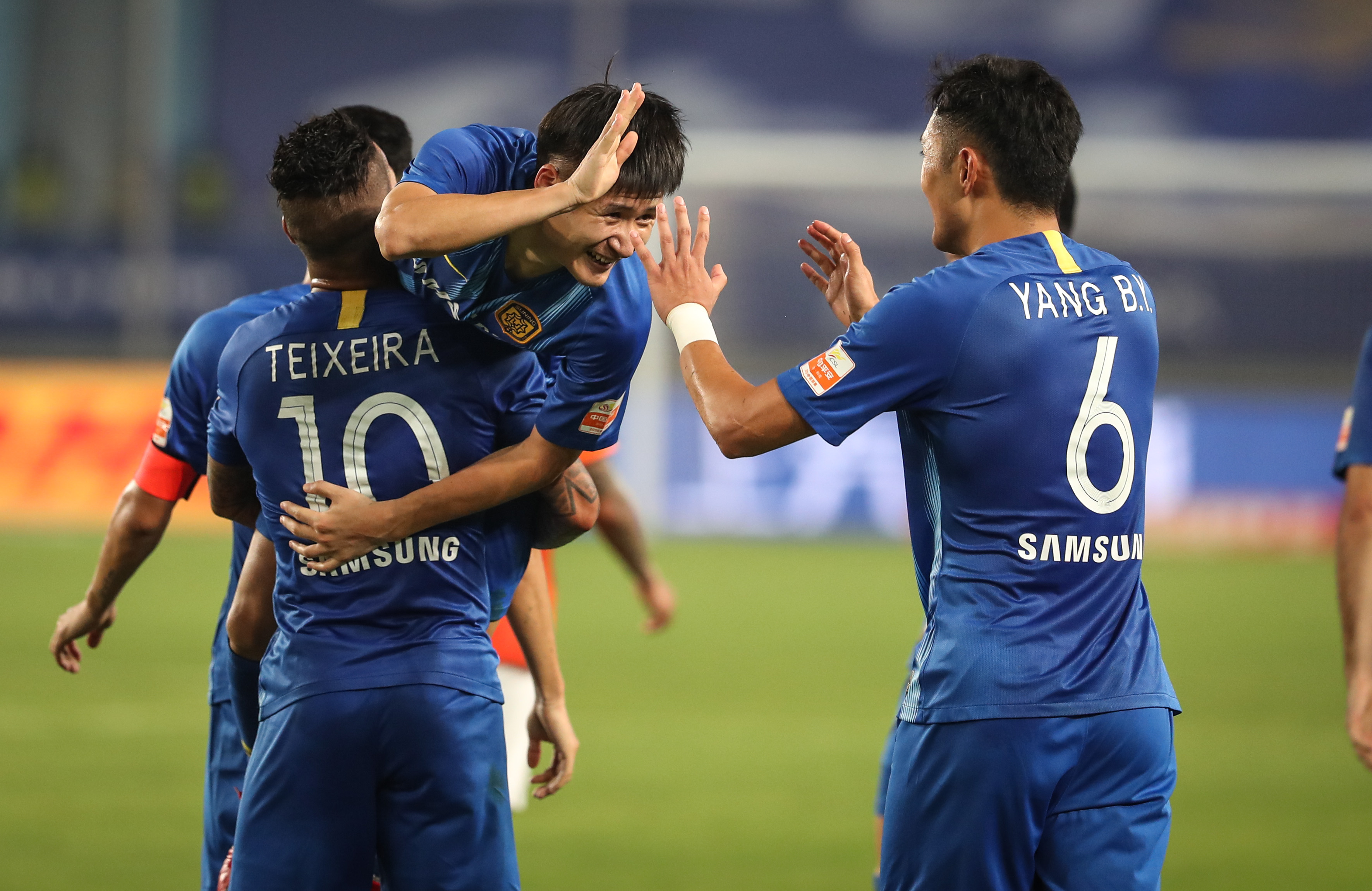 江苏苏宁中场核心受伤，球队面临新挑战