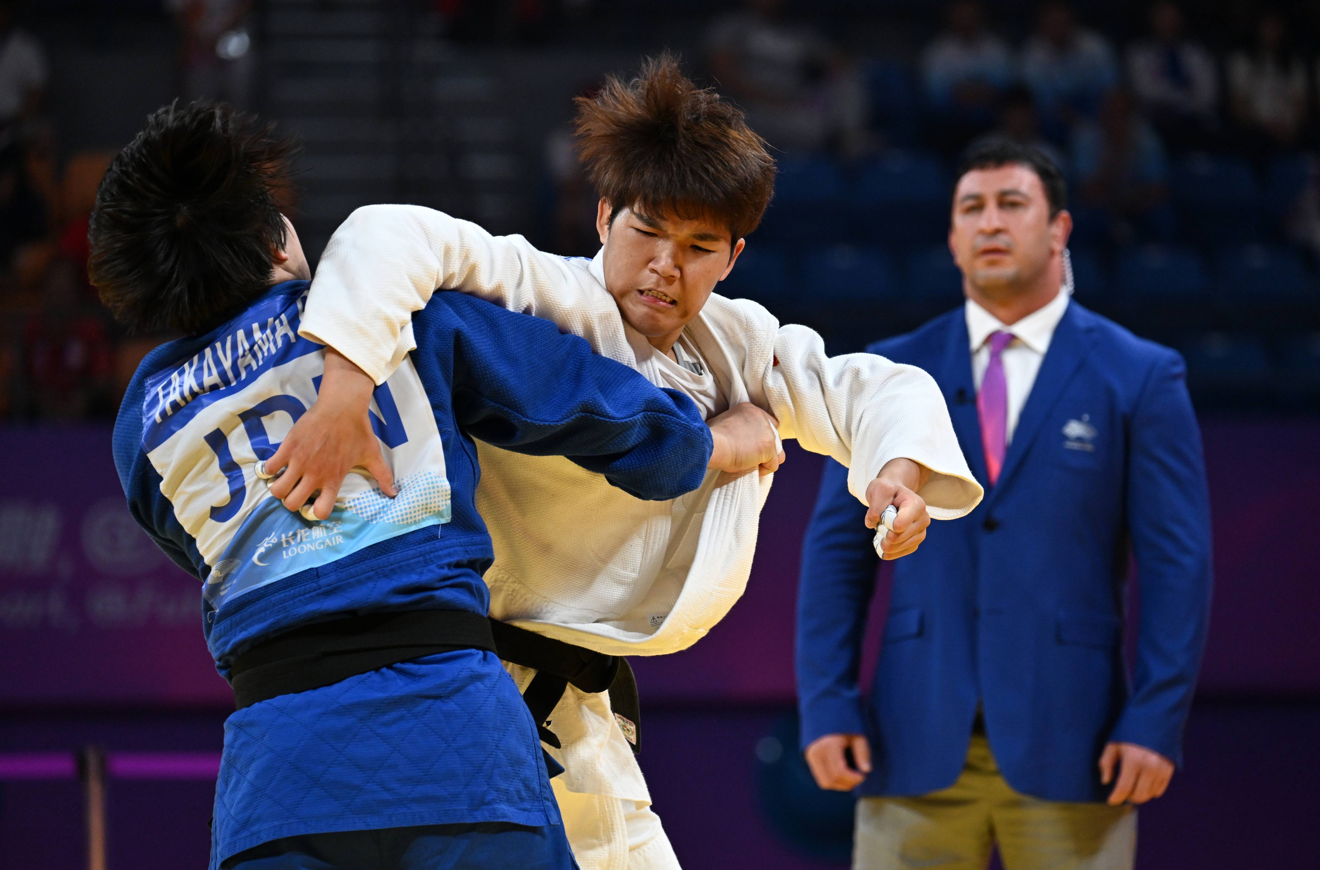 柔道比赛选手技压群雄，夺得一等奖