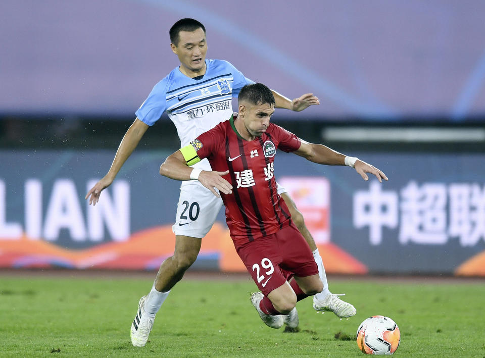 富力主场战平建业，争冠形势岌岌可危