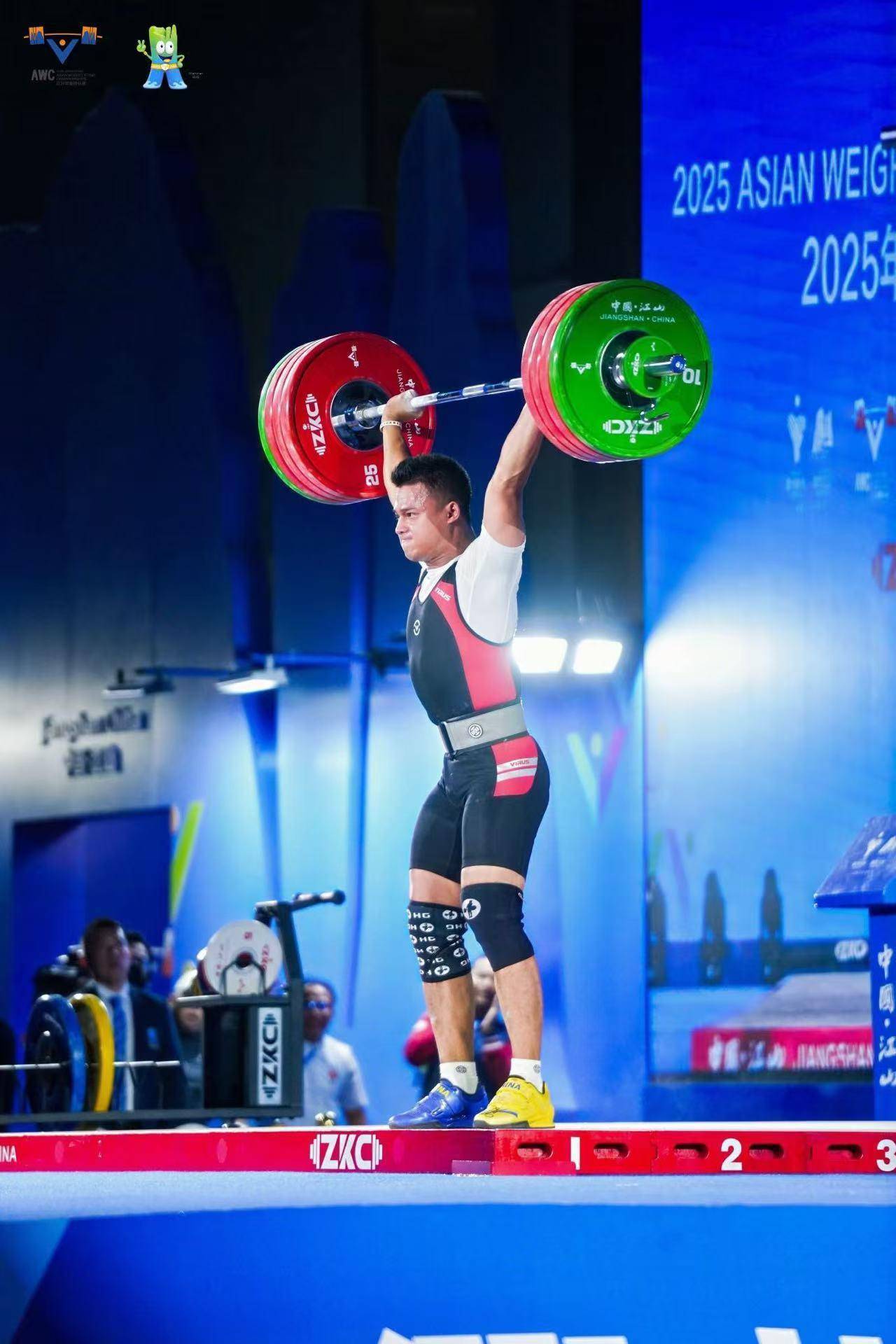 威廉希尔app-举重冠军在比赛中创造新的里程碑