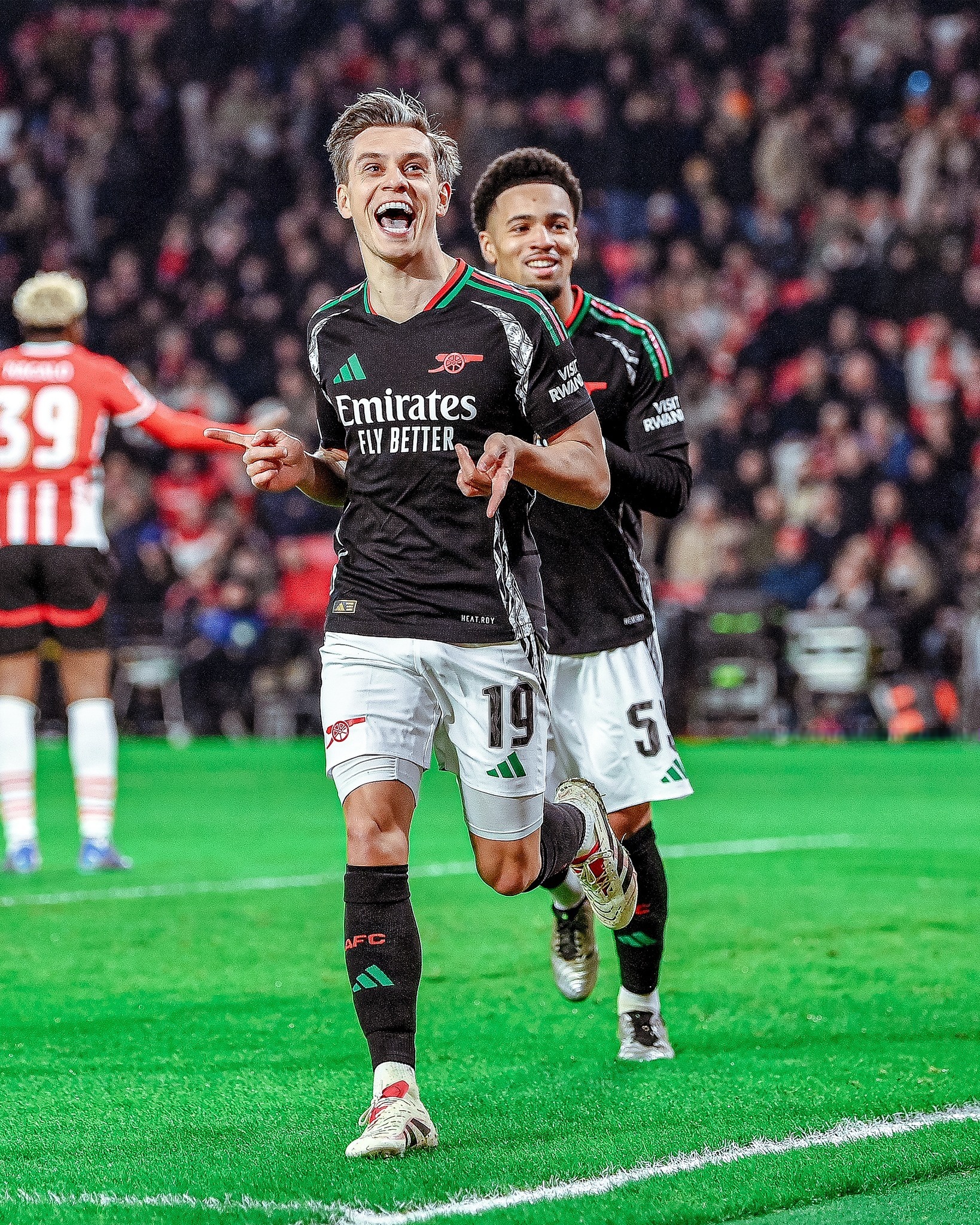 威廉希尔app-阿森纳球员上演精彩表现：球队备受球迷热爱