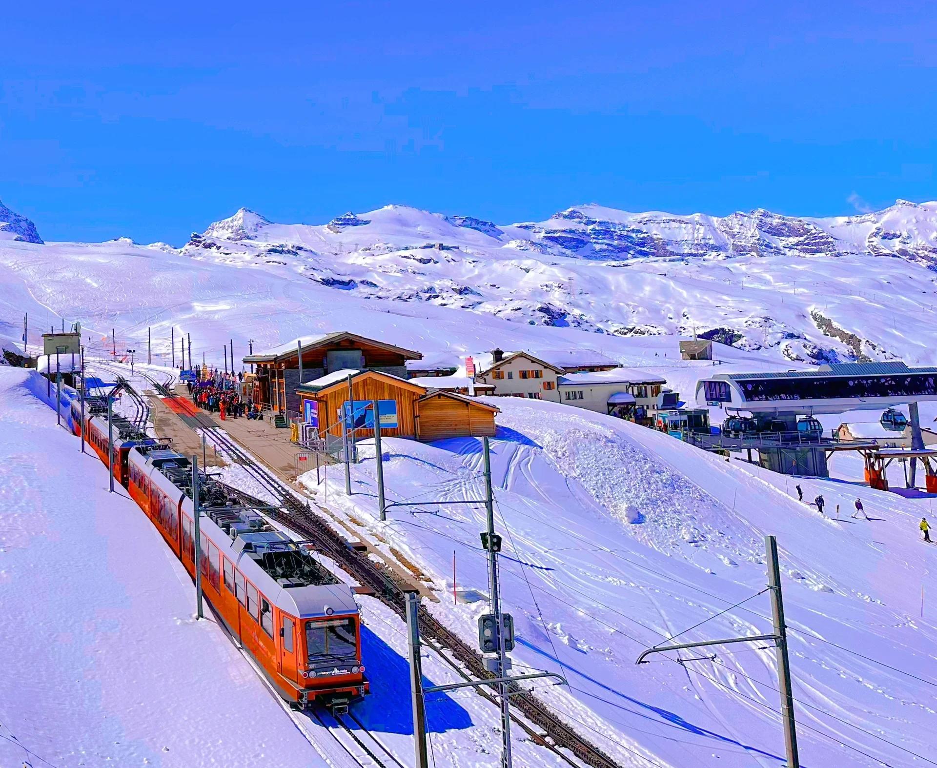 威廉希尔app-瑞士男子滑雪选手风雨无阻，实现零失误
