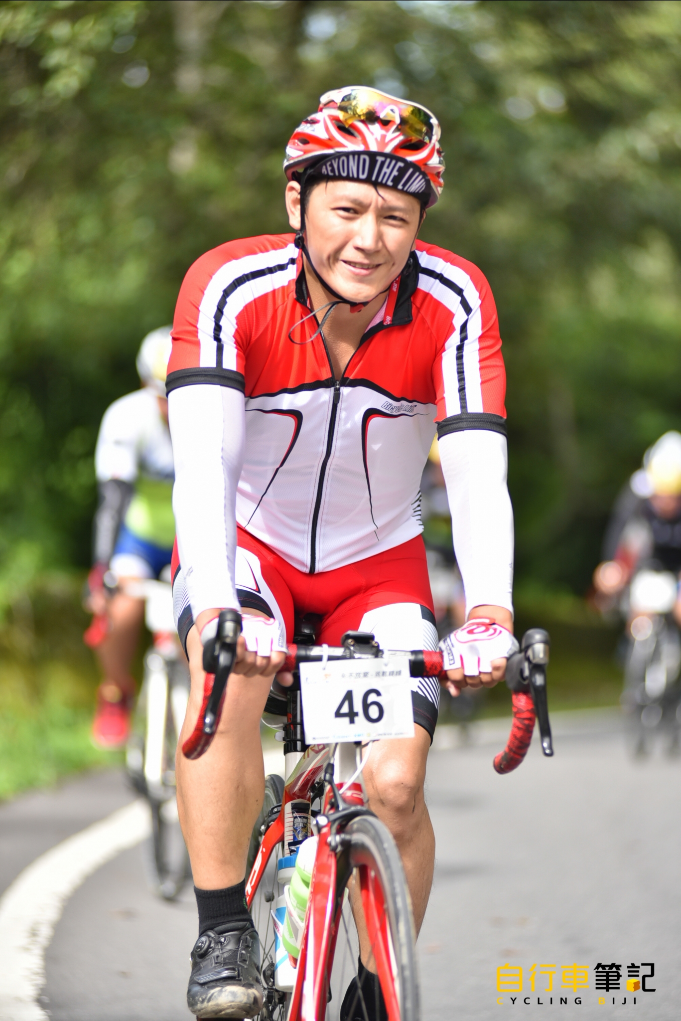 威廉希尔中文站-挑战巅峰！运动员咬紧牙根决不放弃