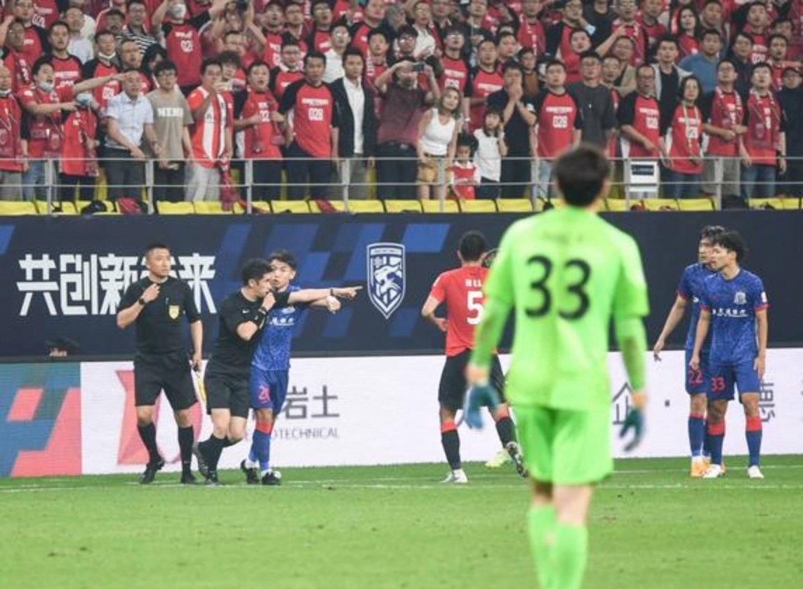 河南建业客场不敌上海绿地申花，遭遇失利