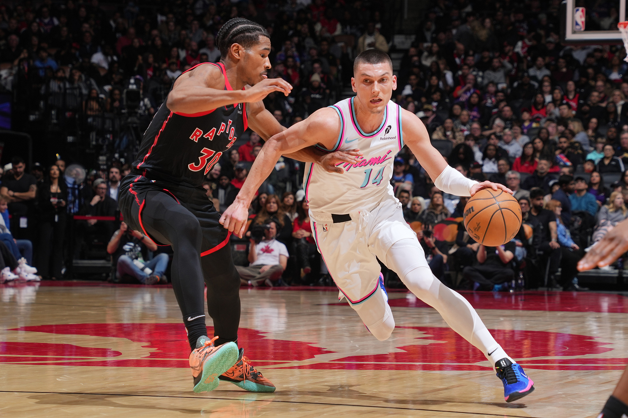 威廉希尔app-猛龙击败活塞，西亚卡姆25分