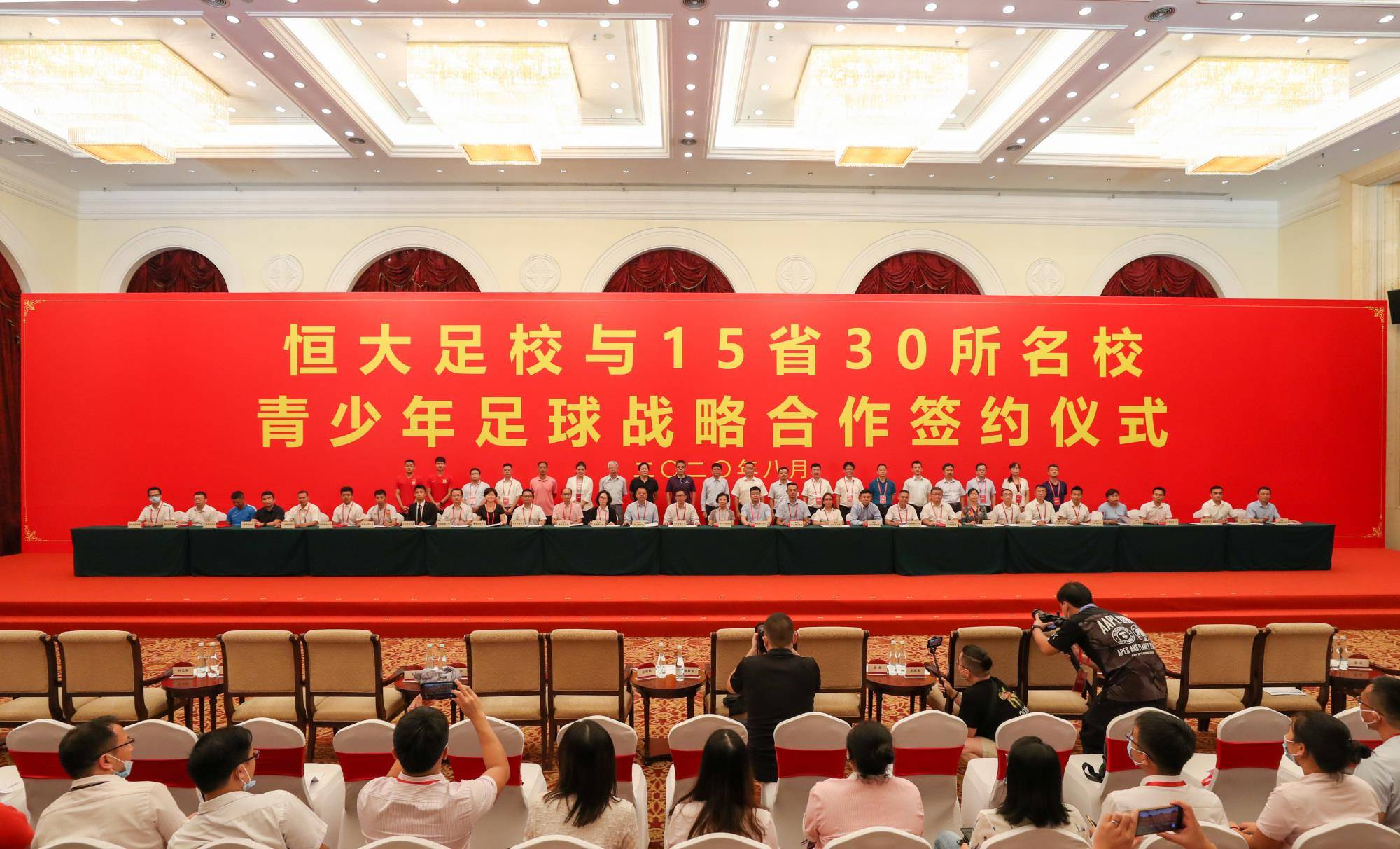 英国威廉希尔-球队备战大赛，主帅大手笔调整阵容