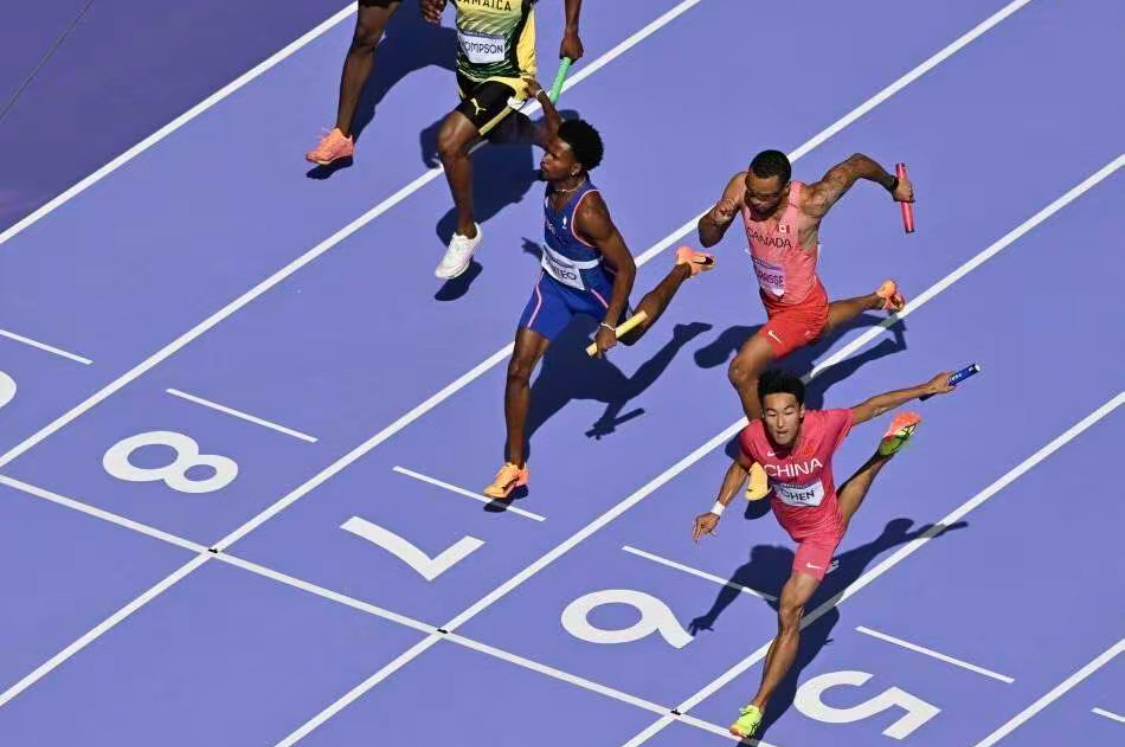 运动员们在球场上奋勇争先,传递正能量 运动员们在球场上奋勇争先,传递正能量