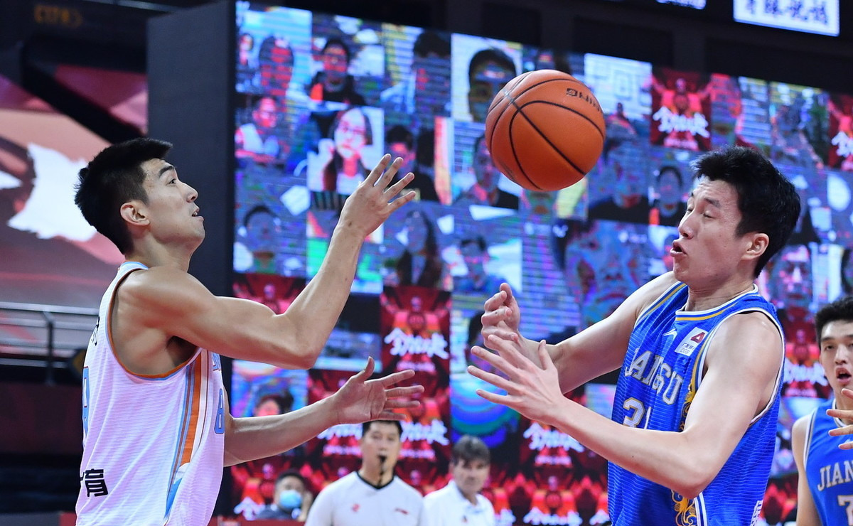 江苏男篮大比分取胜，积分榜上一路攀升