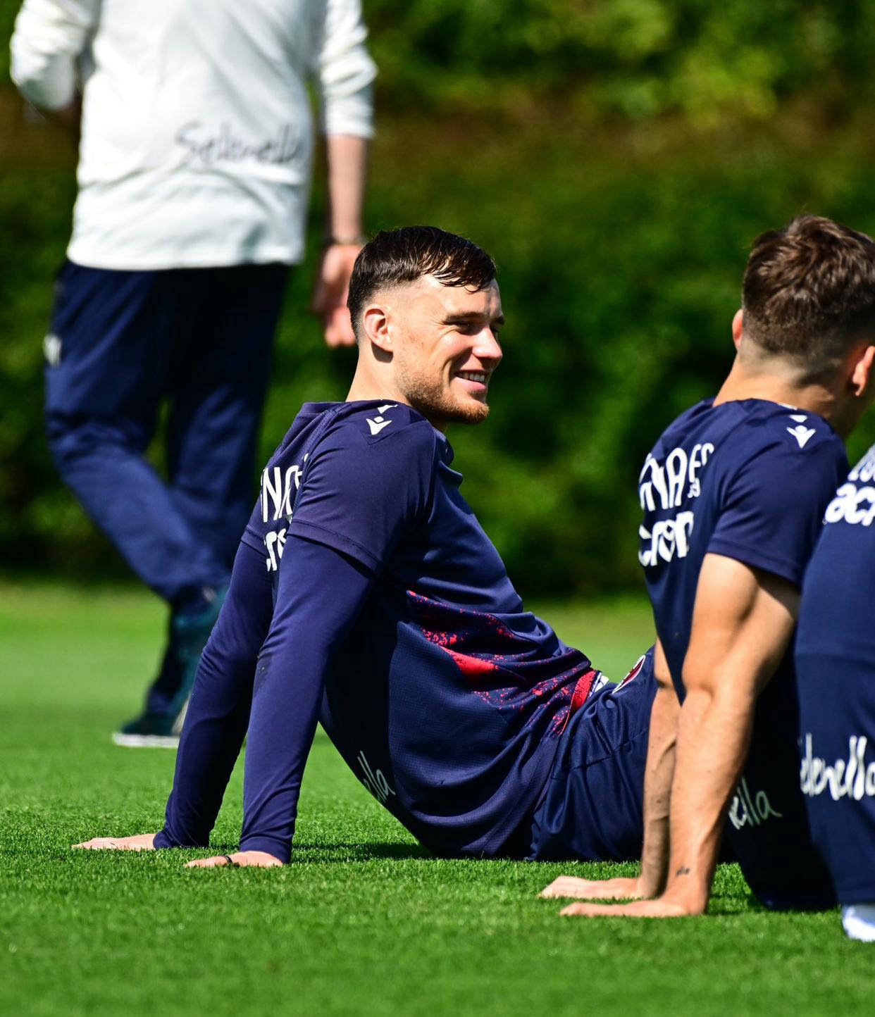 威廉希尔中文站-比赛中球员们冲刺争夺，全神贯注拼搏无悔