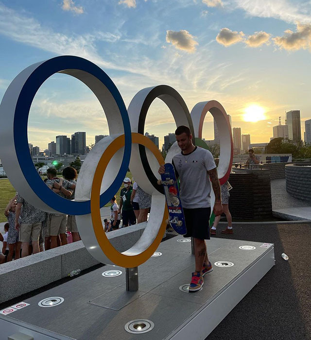 加拿大滑板选手突破封魔，谱写传奇