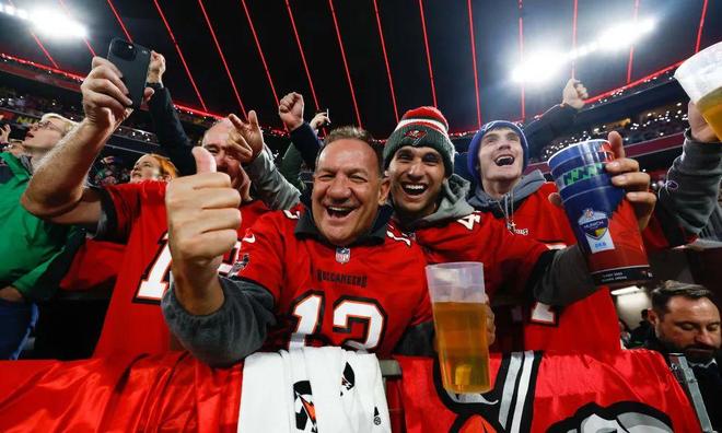 墨西哥男子橄榄球队赢得激烈对决，取得胜利